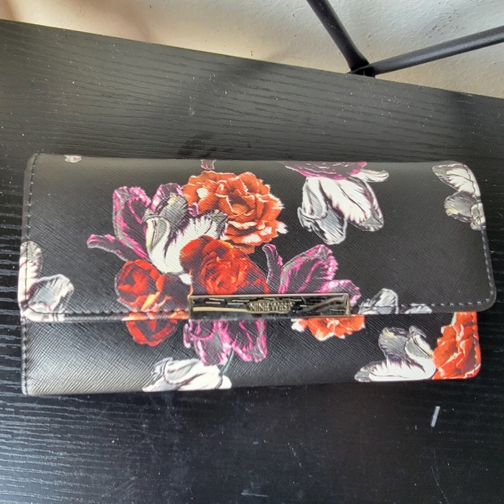 Nine West Wallet w. Checkbook - Black & Floral